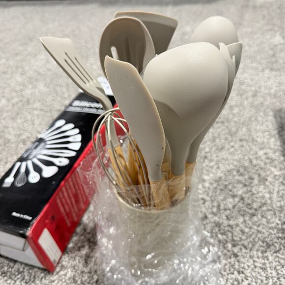 12 piece Silicone Nonstick Cooking Kitchen Utensil Set with Holder, New in box - Picture 2 of 3